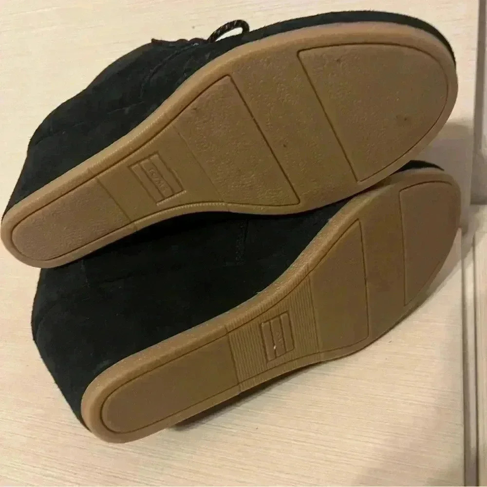 Black Suede Toms Wedges Sherpa Lined Size 7.5 - Picture 2 of 9